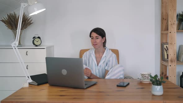 A Young Woman Communicates Online alt