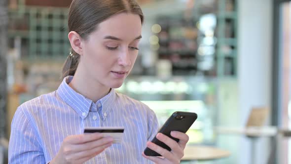 Portrait of Online Payment on Smartphone By Young Businesswoman alt