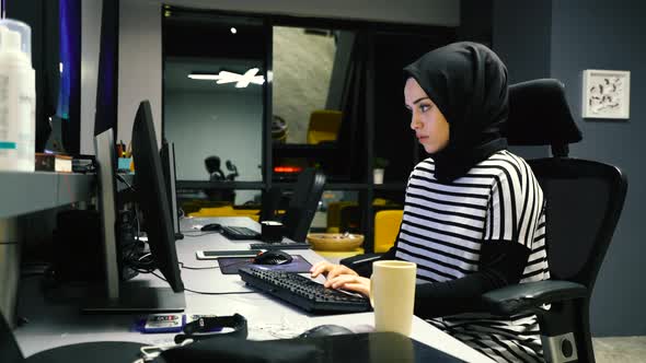 Woman Working in The Office alt