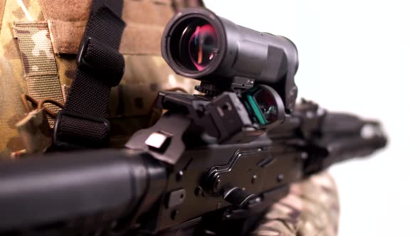 Optical and collimator sighting system with variable magnification on the assault rifle