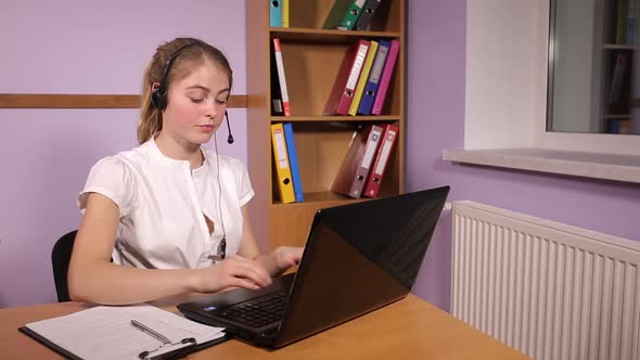 Call Center Operator alt