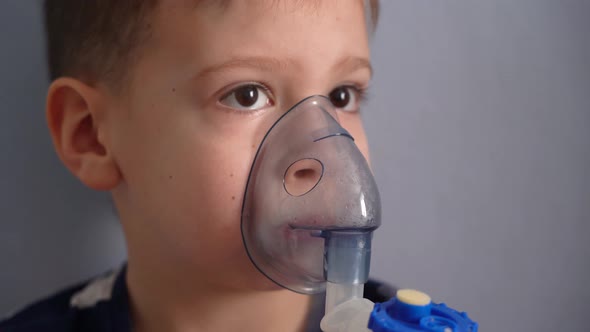 The child is sick and breathes with a nebulizer alt