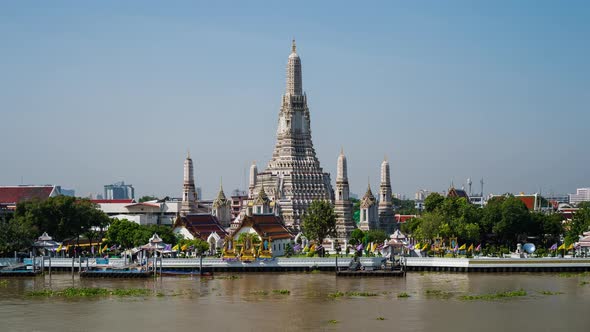 time lapse of Wat Arun Temple with Chao Phraya river in Bangkok, Thailand alt