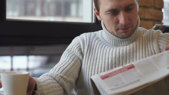 My father reads the newspaper. Гена читает газету.