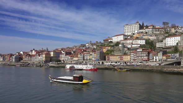 Traditional Boat Sailing on Douro River Porto alt