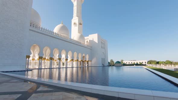 Exterior of Sheikh Zayed Grand Mosque in Abu Dhabi. Stunning architecture alt
