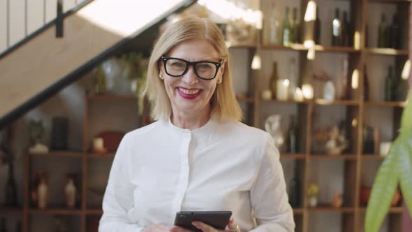 Portrait of Beautiful Senior Businesswoman Smiling at Camera alt