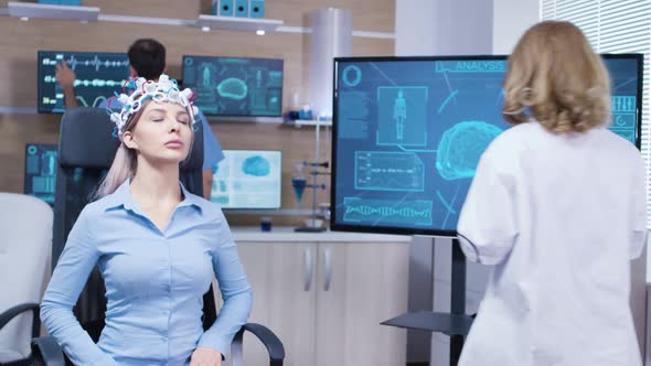 Female Patient with in a Neuroscience Clinic with Brains Sensors alt