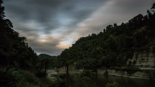 Clouds Sky Moving Fast over Whanganui Fiver in Dark Evening with Stars in New Zealand Nature alt