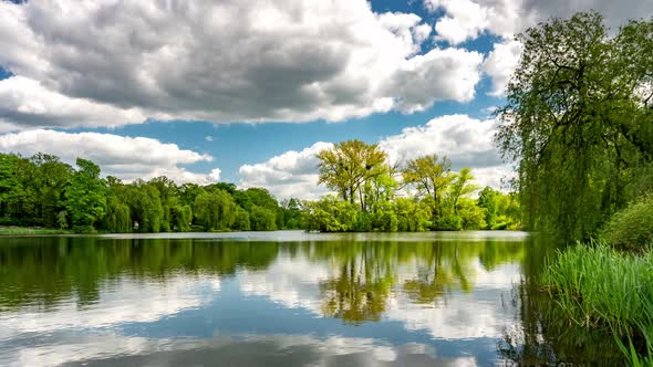 Green Urban Park. alt