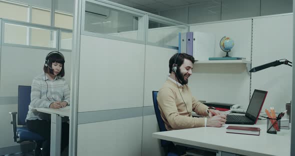 Customer Support Workers Are Speaking with Client alt