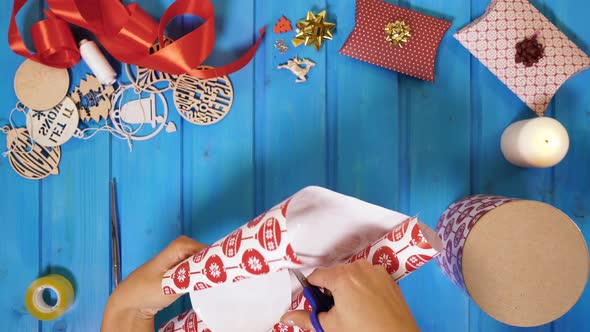 Hands cutting wrapping paper alt
