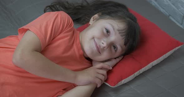 Child dislike morning. alt