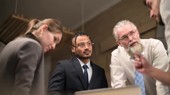 Dark-skinned manager with extraordinary appearance participates in discussions alt