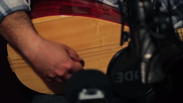 Playing Turkish Saz alt