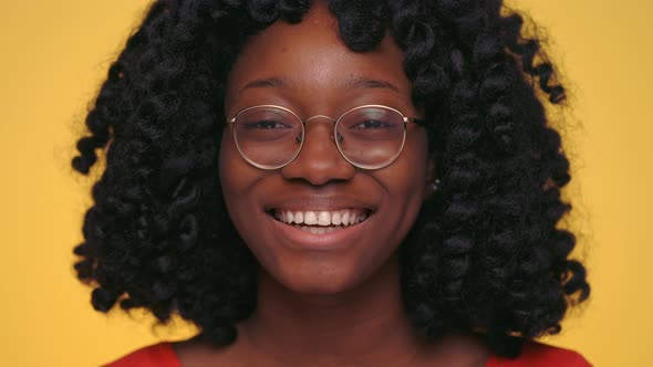 Portrait of Young Dark Skinned Woman with Broad Smile alt