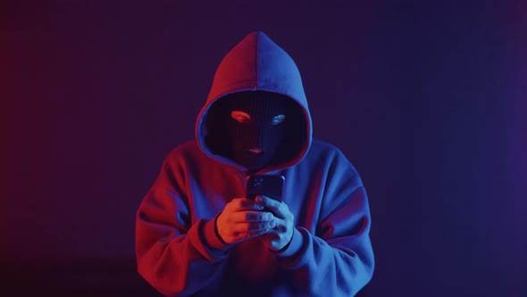 phone scammer in a mask