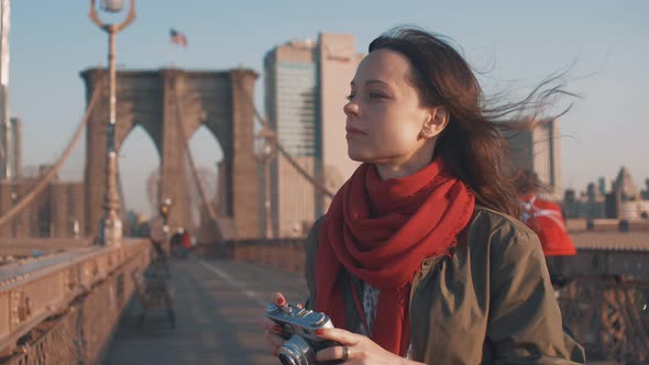Attractive woman in New York City alt