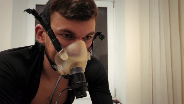 Triathlete doing Vo2 Max test in modern sport science lab. FTP test alt