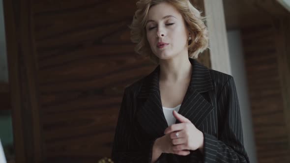 Business Lady Talking with Gesturing and Shaking Partner's Hand alt