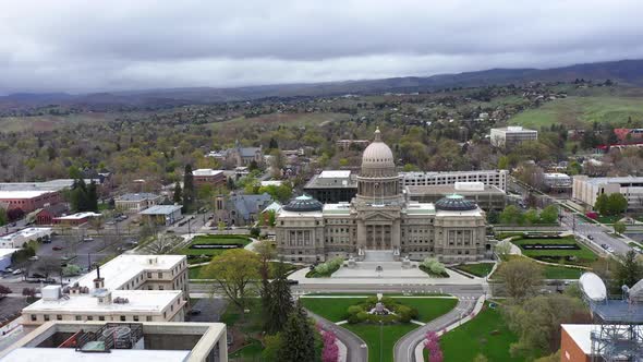 The front entrance of Boise Idaho State Capitol. Aerial view flying towards building. alt