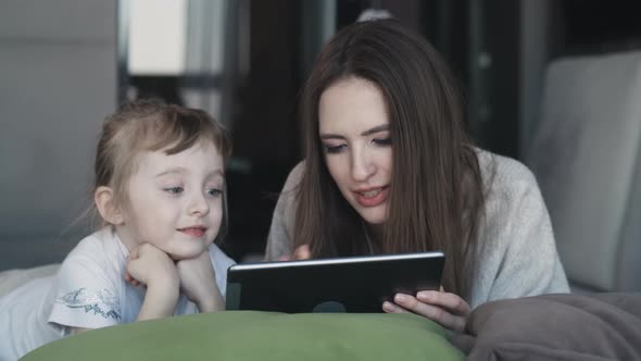 Happy Family Young Mum And Cute Little Kid Daughter Use Digital Tablet Technology Device alt
