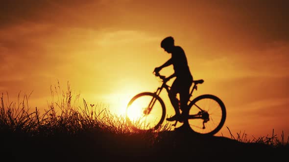 Healthy active lifestyle sports of fitness man exercising at sunset. alt
