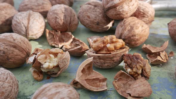 Walnut Kernels and Whole Walnuts alt