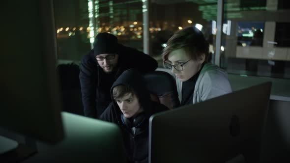 Young Hacker Team Cracking Network alt
