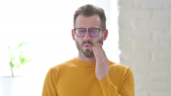 Portrait of Sick Man Having Toothache alt