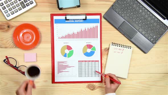 Analyzes Financial Charts alt