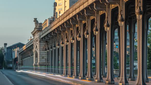 Seine Bridge BirHakeim During Sunrise Timelapse in the Center of Paris a Beautiful Summer Morning alt
