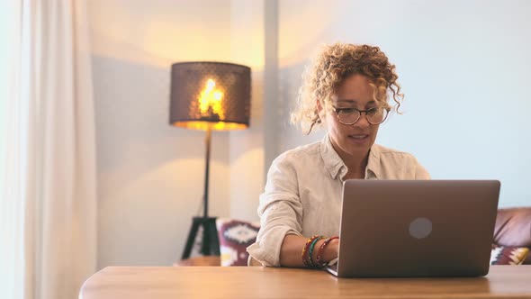 Modern online businesswoman work at home and enjoy free lifestyle - female people online smart work alt