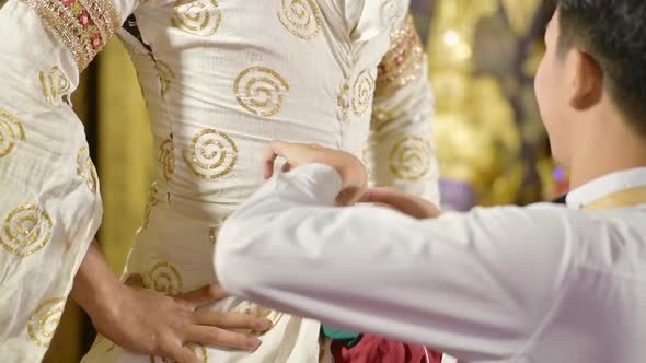 Khon, Is a classical Thai dance in a mask. In Ramayana literature, alt