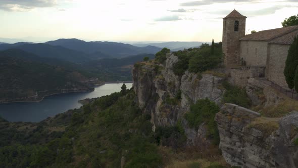 View of the Romanesque Church of Santa Maria De Siurana in Catalonia alt