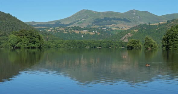 Lac Chambon, Murol, Puy de Dome, Massif Central, Auvergne, France alt