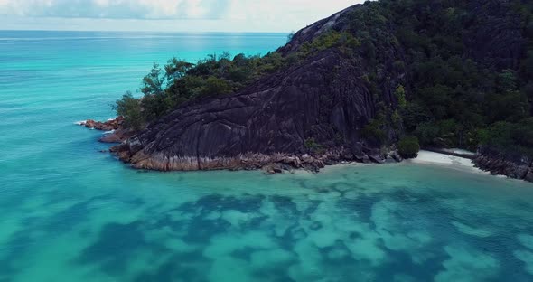Praslin Island coast, mountain and beach view, Seychelles alt