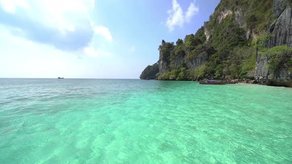 Phi Phi, Maya beach with blue turquoise seawater. Andaman ocean in Phuket,Thailand. alt