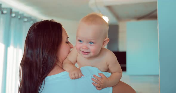 Baby in the Arms of Mom alt