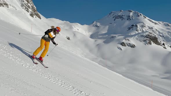 Video Alpine Skiing Woman in Wide Turns on Ski Slope on Sunny Day alt