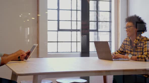 Business people interacting with each other in a modern office 4k alt