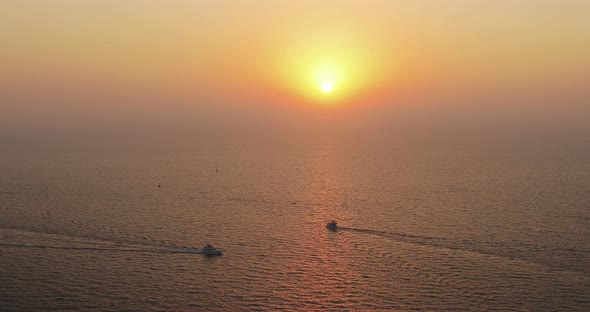 Sunset in the Sea in Dubai alt