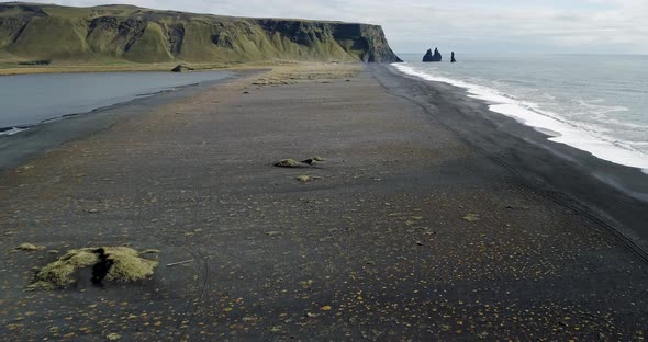 Reynisfjara Black Beach in Iceland alt