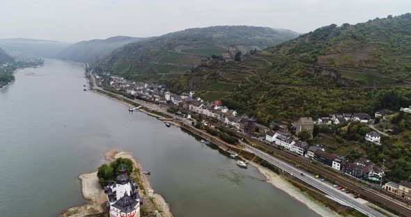 Scenic View of the Rhine River the Towns of Kaub and the Pfalzgrafenstein Castle in Germany alt