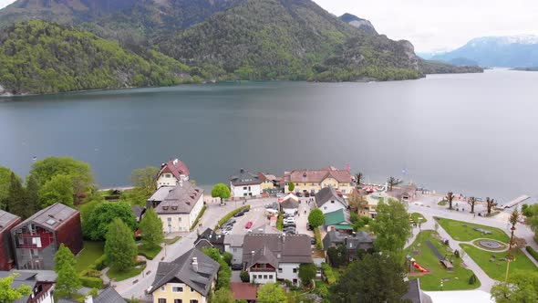 Aerial View of Mountain Lake Wolfgangsee with Houses of Resort Town in Austria, Alps alt