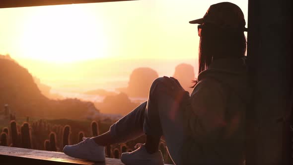 female model looking at the horizon with her marked silhouette, looking at pichilemu, punta de lobos alt
