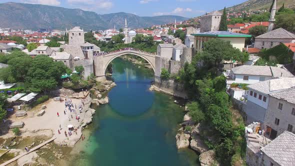Crowd watching people jumping of the bridge in Mostar alt
