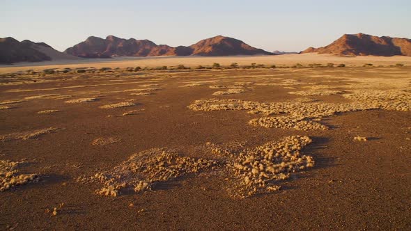 Flying over the desert in Namibia in a hot air balloon alt