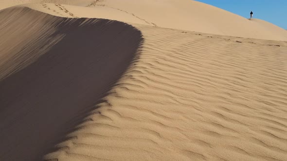 The sand dunes of the moroccan desert. alt