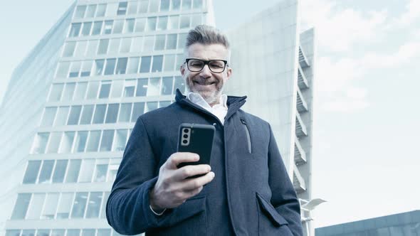 Businessman talk to cell phone in business district